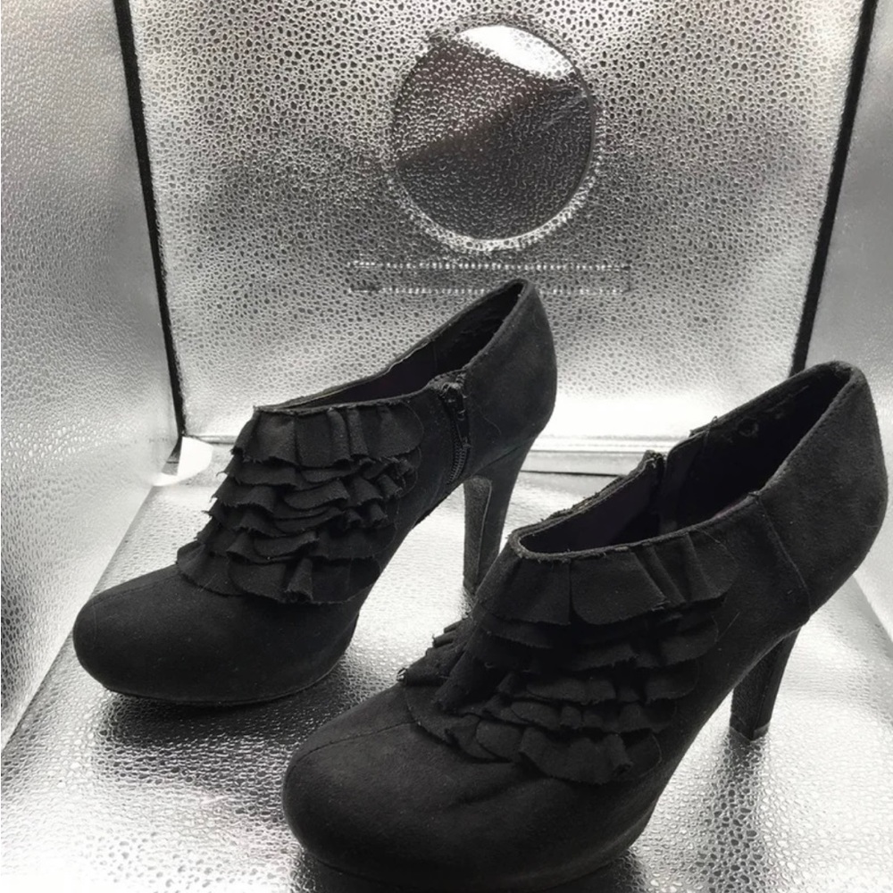 Madden Girl EUC suede heels